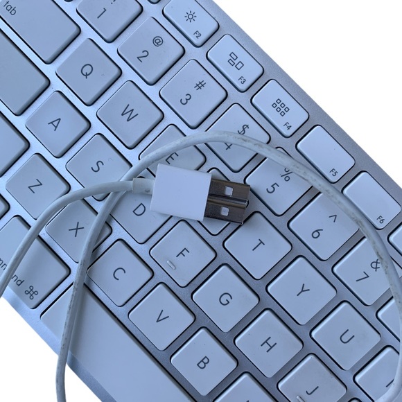 Apple Cable Connection Desktop USB Keyboard White - Picture 1 of 3